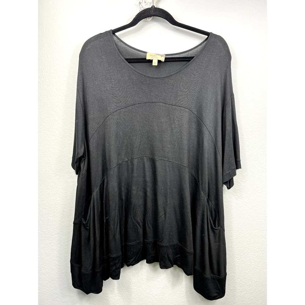 Elizabeth and James Top Women S Black Oversized Tiered Seam Short Sleeve Tee